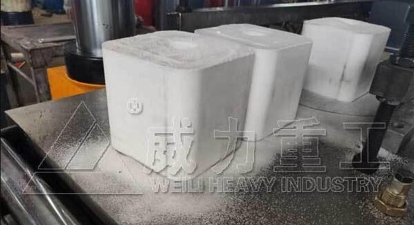 盐砖成型